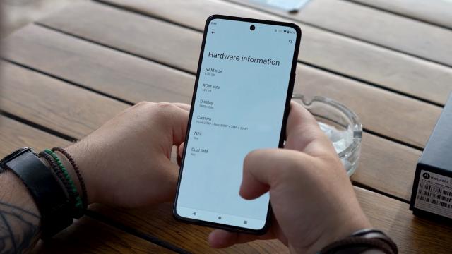 <b>Motorola Edge 30: Hardware complet la sub 2000 lei</b>Motorola ne oferă pe Edge 30 cam maximul hardware-ului disponibil pe un telefon ce costa sub 2000 lei. Începem cu cel mai puternic procesor midrange Qualcomm al momentului, un Snapdragon 778G+ 5G, pe care de altfel îl şi inaugurează acest telefon