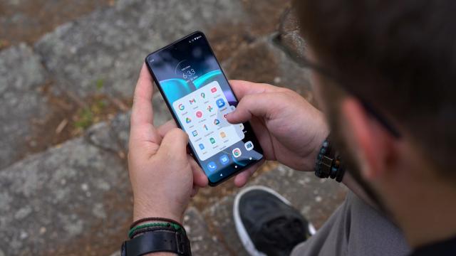 <b>Motorola Edge 30: OS, UI, aplicaţii ca de Pixel, cu Ready For pentru productivitate desktop</b>Motorola Edge 30 oferă aceeaşi experienţă software ca şi Motorola Edge 30 Pro, testat de noi la începutul anului. E vorba despre un Android 12 curat-curat, cum numai pe telefoanele Google Pixel mai vezi. Singurul aport adus de Moto e prin My UX, care