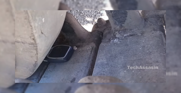 Nokia 3310 versus tanc; Credeţi că scapă teafăr? (Video)