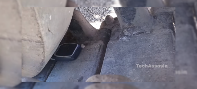 Nokia 3310 versus tanc; Credeţi că scapă teafăr? (Video)