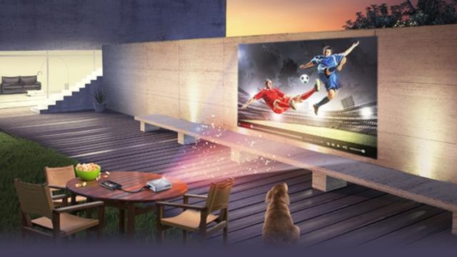 <b>Turul Magazinelor #271: ochelari modulari cu protecţie, oglindă retrovizoare inteligentă, proiector pentru meciurile naţionalei şi o ofertă turistică chiar</b>Vara este pe terminate și de aceea în turul de astăzi avem unele dintre cele mai interesante produse pe final de sezon, inclusiv un sejur de 3 zile în Italia pentru doar 218 euro. Și celelalte oferte sunt la fel de bune, printre acestea fiind 