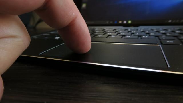 <b>Cube iWork 10 Ultimate: Conectivitate excelentă, variată, cu plus la tastatură</b>Cube iWork 10 Ultimate are ca punct forte conectivitatea aş zice. Nu ratează nici una dintre marile opţiuni moderne de conectica specifice tabletelor, ba chiar plusează cu extra-uri. În primul rând aduce suport pentru Bluetooth 4.0 şi WiFi b/g/n.