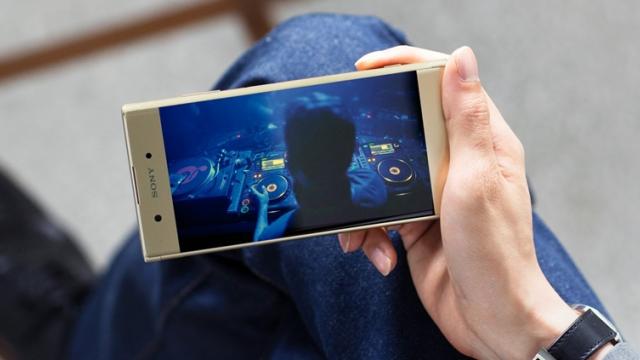 <b>IFA 2017: Sony Xperia XA1 Plus se lansează oficial drept smartphone mid-range! Bateria de 3430 mAh este în prim plan!</b>Japonezii de la Sony au prezentat astăzi și smartphone-ul mid-range numit Sony Xperia XA1 Plus - un soi de evoluție a modelului XA1 pe care l-am testat și noi la Mobilissimo. Noua variantă vine acum cu un display Full HD de 5.5 inch și avem parte de 