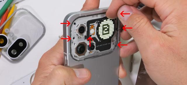 Nothing Phone (4a) Pro testat și disecat de JerryRigEverything! Are o problemă ascunsă (Video)