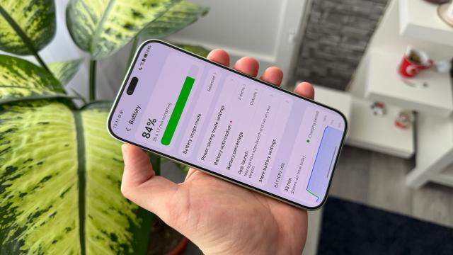 <b>HONOR 600 Lite: Baterie cu ore peste predecesor, oferă lejer 2 zile de utilizare medie</b>HONOR 600 Lite aduce un upgrade binevenit al bateriei şi mă refer la trecerea de la 5230 mAh pe HONOR 400 Lite la 6520 mAh aici. Se încarcă la 45W pe fir şi la 6W ai alimentare inversă, în stil power bank

