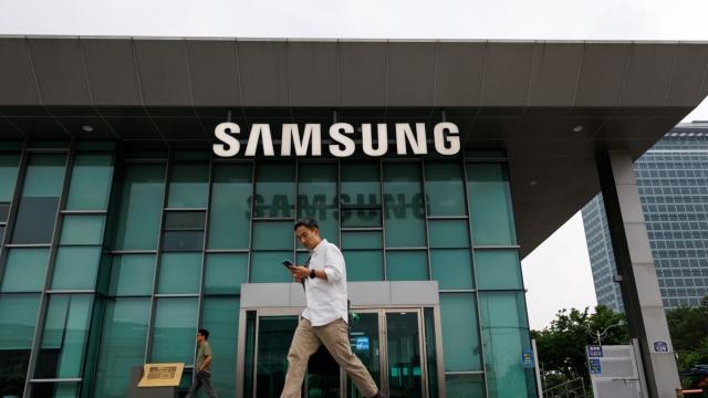 <b>Scumpiri în lanț pe piața hardware; Samsung urcă prețurile RAM cu încă 30%, după o creștere inițială de 100%</b>Samsung continuă să împingă în sus prețurile memoriei RAM, într-un moment în care piața hardware este deja sub presiune. Producătorul sud-coreean a operat o nouă majorare în 2026, a doua din acest an, după ce anterior crescuse prețurile chiar și cu 100%. 