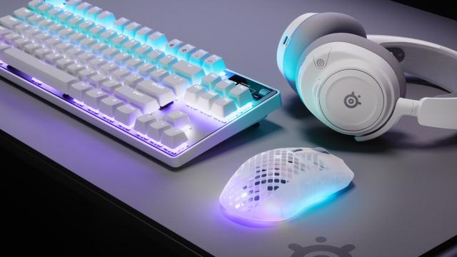 <b>SteelSeries prezintă Aerox 3 Wireless Gen 2: Mouse ușor pregătit pentru gaming competitiv, cu polling rate 4K (4000 Hz)</b>Iată că SteelSeries continuă să inoveze în lumea perifericelor de gaming. Compania aniversează 25 de ani și marchează evenimentul prin lansarea noului mouse Aerox 3 Wireless Gen 2. E un produs așteptat de fanii Aerox și reprezintă un upgrade serios față
