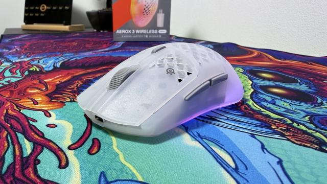 <b>Review SteelSeries Aerox 3 Wireless Gen 2: Mouse de gaming rapid, ușor și surprinzător de echilibrat</b>Zilele acestea a sosit pe masa noastră de teste un gadget mai accesibil, dar foarte important pentru orice utilizator de PC, chiar laptop. Aeroex 3 Wireless Gen 2 se vrea un refresh discret pentru varianta anterioară a legendarului mouse Aerox 3