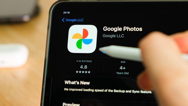 <b>Google Photos primește în sfârșit controlul vitezei video, una dintre cele mai cerute funcții de utilizatori</b>Aplicațiile de tip cloud și galerie foto evoluează constant, iar Google Photos primește în sfârșit o funcție simplă, dar extrem de cerută de utilizatori: controlul vitezei de redare pentru videoclipuri. Deși pare un update minor la prima vedere