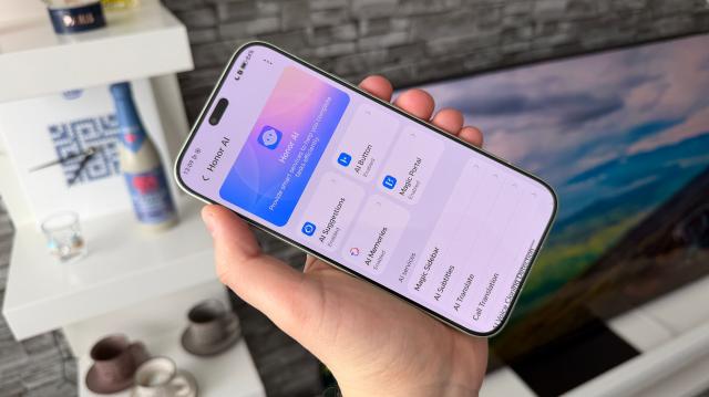 <b>HONOR 600 Lite: OS, UI, aplicaţii cu cel mai mult AI de pe vreun HONOR midrange</b>HONOR 600 Lite e primul telefon midrange de la HONOR cu Android 16 şi MagicOS 10 la bord. Acest MagicOS e clar inspirat de iOS 26, deci aduce şi transparenta şi inspiraţia de la look-ul de "sticlă". Totul e aerisit, spaţiat, glossy şi fie urăşti asta