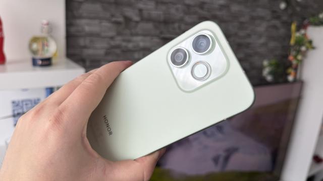 <b>HONOR 600 Lite: Cameră bună la focus, culori, zoom digital 3X, dar... </b>HONOR 600 Lite pare să aibă fix aceleaşi camere ca şi predecesorul său. Mă refer la un senzor selfie de 16 megapixeli, cu deschidere F/2.5 şi filmare Full HD la 30 FPS. În spate se afla aceeaşi cameră duala, cu senzor principal de 108 megapixeli