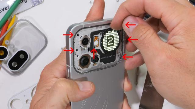<b>Nothing Phone (4a) Pro testat și disecat de JerryRigEverything! Are o problemă ascunsă (Video)</b>Nothing nu are în plan lansarea unui flagship în acest an. În schimb, a sosit în cadrul MWC 2026 seria de telefoane Phone (4a), în frunte cu un model Phone (4a) Pro pe care l-am și testat recent. Ei bine, telefonul a ajuns și pe masa de teste