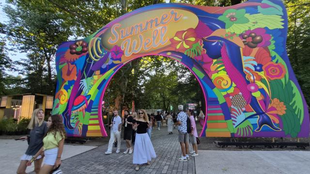 <b>Summer Well 2025 în trei zile de muzică și tehnologie; Galerie foto cu Galaxy Flip7</b>Am fost la Summer Well 2025 pe Domeniul Știrbey, Buftea. Trei zile în care muzica, arta și tehnologia s-au amestecat cu zeci de mii de oameni veniți să vadă nume mari - Snow Patrol, Empire of the Sun și Banners, printre alții. Momentul în care Banners a..