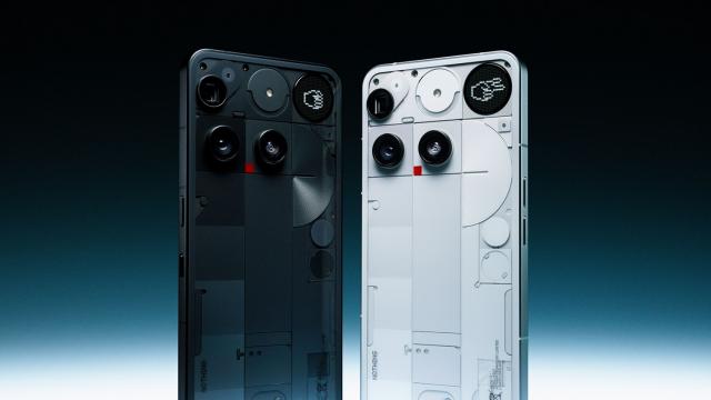 <b>Nothing Phone (3) primește o actualizare de software cu îmbunătățiri pentru cameră, Glyph și performanța generală</b>Nothing a început distribuirea treptată a actualizării OS V3.5-250801-1847 pentru Phone (3), proces menit să permită creșterea stabilității și bug fix-uri, plus îmbunătățiri pentru cameră. Noua versiune aduce optimizări importante pentru interfața Glyph