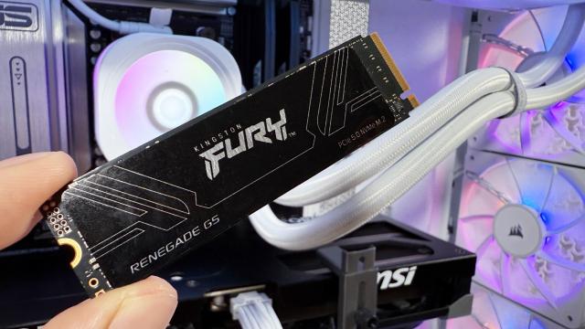 <b>Prezentare Kingston FURY Renegade G5: SSD-ul viitorului e pregătit de gaming, editare video și transfer de fișiere cu o viteză de peste 14.000 MB/s</b>Pe masa mea de teste a sosit de curând o adevărată bestie când vine vorba de stocare. Kingston FURY Renegade G5 este unul dintre cele mai rapide SSD-uri disponibile pe piață la ora actuală, proiectat pentru gameri, entuziaști hardware și utilizatori