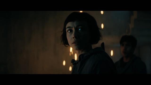 <b>Alien intră în era serialelor; „Alien: Earth” e disponibil pe Disney+ cu primele două episoade</b>Franciza Alien primește, în sfârșit, o extensie în format serial TV, prin „Alien: Earth”, o producție FX lansată pe Disney+. Creat de Noah Hawley (Fargo, Legion), serialul păstrează atmosfera tensionată specifică seriei originale, dar mută acțiunea pe..