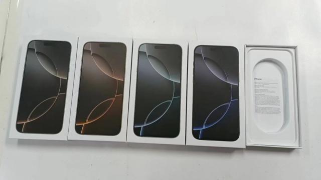 <b>Contrabandă cu telefoane mobile la graniță; Sute de dispozitive contrafăcute, descoperite la Nădlac</b>Iată că nu doar lansările de flagship-uri sau inovațiile AI atrag atenția în lumea tech, ci și ce se întâmplă pe plan local. Polițiștii de frontieră de la Nădlac au dat recent peste o captură serioasă: 473 de telefoane mobile contrafăcute, găsite într-o