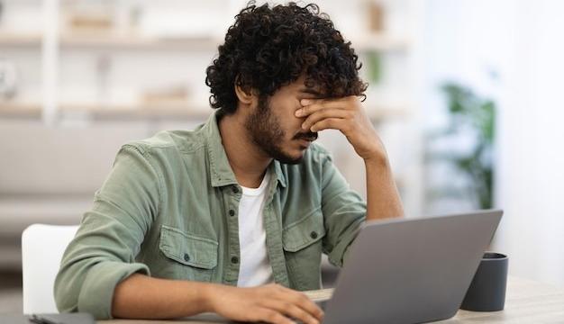 <b>SRL-urile devin un lux la început de drum; capitalul social minim ar putea crește de la 200 la 8.000 lei</b>Cei care vor să înființeze o firmă de tip SRL în România vor fi nevoiți, în scurt timp, să aducă de acasă 8.000 de lei, în loc de 200 cât era până acum. Noua măsură a fost anunțată de ministrul Finanțelor, Alexandru Nazare, care justifică schimbarea prin 