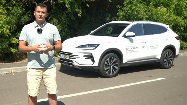 <b>Drive Test și Review BYD Seal U DM-i (2025) - SUV-ul plug-in hybrid care îmbină autonomia mare cu dotările (aproape) complete</b>Când spui „SUV plug-in hybrid chinezesc”, mulți se gândesc la experimente timide și autonomii modeste. Realitatea? BYD Seal U DM-i a aterizat oficial în România pe 8 mai 2025 și promite 1.080 km autonomie combinată, accelerație 0–100 km/h în până la 5,9s