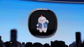 Meta prezintă Muse Charm, amuleta cu AI care seamănă cu un Tamagotchi