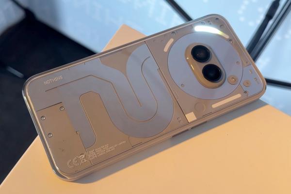 IFA 2024: Hands-on Nothing Phone (2a) Plus - Un model mid-range cu specificații competitive și design original