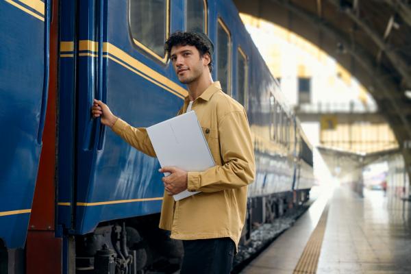 ASUS lansează noua serie de laptopuri ExpertBook P1 cu funcții AI și securitate avansată