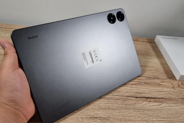 Redmi Pad Pro: Design clasic, metalic, perfect manevrabilă cu două mâini
