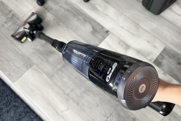 Rowenta X-Force Flex 12.60 NEO RH9LC1WO Review: Aspiratorul vertical fără fir, cu o mulțime de accesorii la pachet și adaptabil pe orice suprafață întâlnită în cale