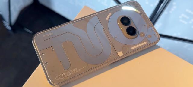 IFA 2024: Hands-on Nothing Phone (2a) Plus - Un model mid-range cu specificații competitive și design original