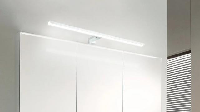 <b>Iluminat modern pentru baie: lampă LED pentru oglindă la doar 13 euro cu livrare Duty Free</b>Dacă ești în căutarea unei lămpi cu LED pentru oglindă pentru baie, dressing sau măsuța de machiaj, ai putea să arunci o privire acestui model stilat și modern pe care l-am găsit în oferta celor de la Cafago, la prețul de doar 13 euro