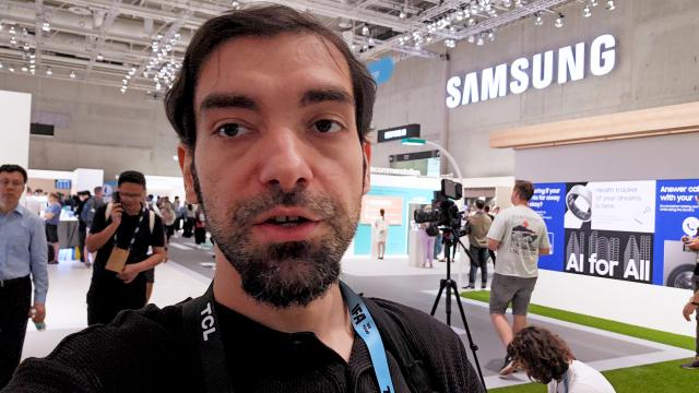 <b>AI pentru toţi: vreau să mă mut în "casa Samsung" ca să nu mai fiu stresat; Electrocasnicele Samsung de la standul IFA 2024 puse la treaba!</b>Mă bucur că am ajuns la IFA 2024, mai ales că am aflat că este ediţie aniversară, de 100 de ani. Acolo vezi prototipurile gadgeturilor e mâine, de la maşini zburătoare la ochelari care contracarează dislexia. Cum intri la IFA dai peste
