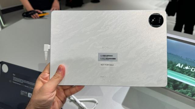 <b>HONOR MagicPad 2 la IFA 2024; O tabletă OLED cu preț accesibil și funcții avansate</b>La IFA 2024, HONOR a atras atenția cu lansarea tabletei MagicPad 2, o opțiune premium, dar cu un preț accesibil, de 599 de euro. Cu un ecran OLED generos, suport pentru stylus și funcții de multitasking avansate, MagicPad 2 