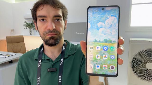 <b>TCL 50 Pro NXTPAPER 5G la IFA 2024: Smartphone cu ecran care imită hârtia pentru o experiență unică de lectură, cu autonomie de până la 7 zile</b>La IFA 2024, TCL ne-a surprins cu un nou smartphone care aduce o experiență diferită de utilizare: TCL 50 Pro NXTPAPER 5G. La prima vedere, pare un telefon obișnuit, dar odată ce îl folosești, îți dai seama că are ceva special. TCL 50 Pro NXTPAPER 5G