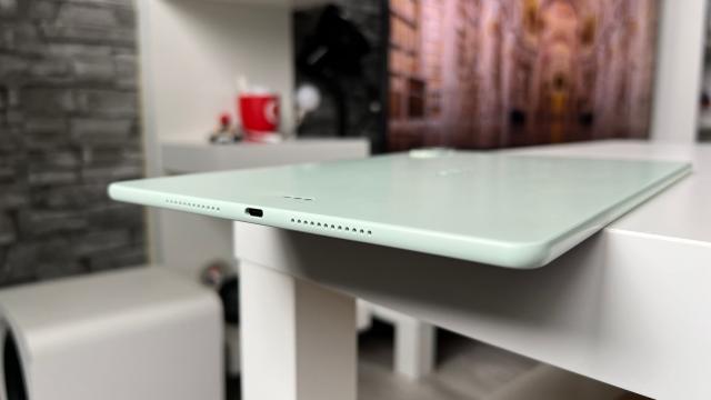 <b>HUAWEI MatePad 12 X PaperMatte (2025): Acustică răsunătoare, care umple fără probleme camera</b>HUAWEI reușește ca de fiecare dată să livreze un super pachet de difuzoare stereo iar MatePad 12 X (2025) nu face excepție, având 6 difuzoare la bord. Sunt plasate 3 câte 3, în stânga sus fiind un tweeter + woofer, jos un woofer