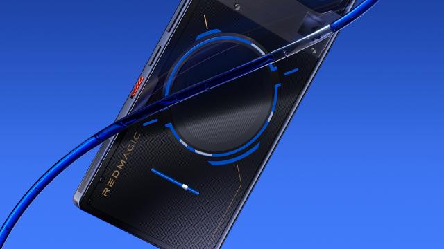 <b>Găselniţa zilei: inel de răcire cu lichid transparent pe spatele telefonului de gaming RedMagic 11 Pro</b>RedMagic 11 Pro va fi următorul telefon de gaming ce merită atenţia noastră, după ce ROG Phone-urile nu par să se înghesuie să îşi revendice vreun Snapdragon 8 Elite Gen5. Ei bine, azi avem o scăpare nouă, care dezvăluie un inel cu lichid 