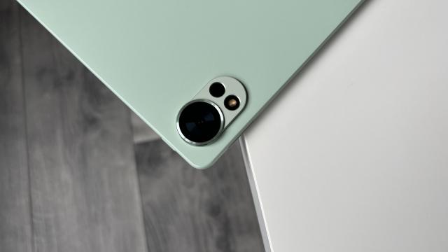 <b>Huawei MatePad 12 X PaperMatte (2025): Camera bună la nevoie, mai repede accent pe apeluri video</b>În cazul tabletei HUAWEI MatePad 12 X (2025), camera simt că este ultimul detaliu la care m-aș uita înainte de achiziție, pentru că este capitolul la care nu prea excelează nici o tabletă de pe piață. Pe un așa dispozitiv mă interesează 