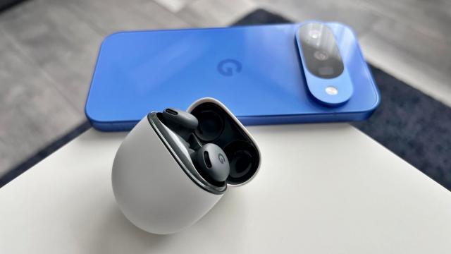 <b>Google Pixel Buds 2a Review: Căștile wireless mid-range care livrează sunet premium și boost de autonomie</b>Alături de ceasul Pixel Watch 4 45mm pe care vi l-am prezentat recent, Google a trimis în redacția Mobilissimo și căștile Pixel Buds 2a pentru o recenzie, iar sincer să fiu nu aveam mari așteptări de la acestea, "a"-ul din finalul numelui 
