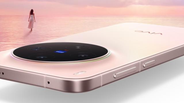 <b>vivo X300 anunţat oficial: teleobiectiv ataşabil, CPU Dimensity 9500, ecran mai mic decât Pro-ul</b>vivo a avut multă treabă aseară, anunţând un telefon X300 Pro care se vrea a fi cameraphone şi flagship cu procesor MediaTek Dimensity 9500. A debutat şi secundul său, vivo X300 cel de bază, cu ecran mic, de 6.31 inch