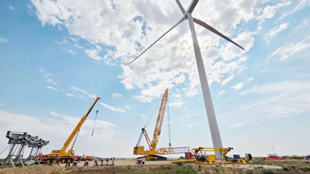 <b>Apple construiește un parc eolian de 99 MW în Galați; energia va compensa consumul produselor sale</b>Apple investește în dezvoltarea unui parc eolian de 99 MW în județul Galați, într-un parteneriat care implică companiile OX2 și Nala Renewables. Este primul proiect derulat de OX2 în România și face parte dintr-un plan european mai amplu susținut 