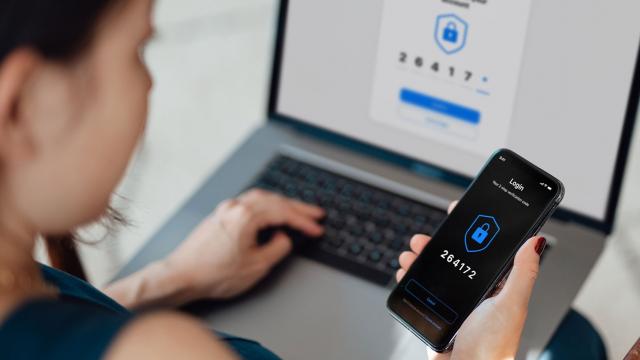 <b>Crezi că eşti în siguranţă cu autentificarea Two Factor? Un hack nou de pe Android fură şi acele coduri (Pixnapping)</b>În general orice aplicaţie de mobil care se respectă recomanda autentificarea Two Factor. Adică o confirmare prin SMS sau biometrică şi cred că deja Google şi Apple impun asta în store-urile lor. Ei bine, se pare că nici codurile 2FA nu mai sunt sigure