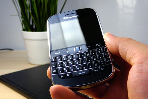 [RETRO REVIEW] BlackBerry Bold Touch 9900: începutul cântecului de lebădă pentru canadieni, primul BlackBerry cu touchscreen (Video)