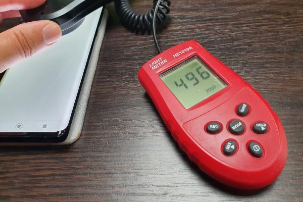 Luminozitate display Motorola Edge și ecranul văzut la microscop