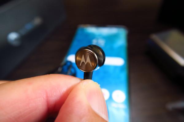 Motorola Edge: Acustică stereo reală, se împacă mai bine cu muzica decât cu gaming-ul