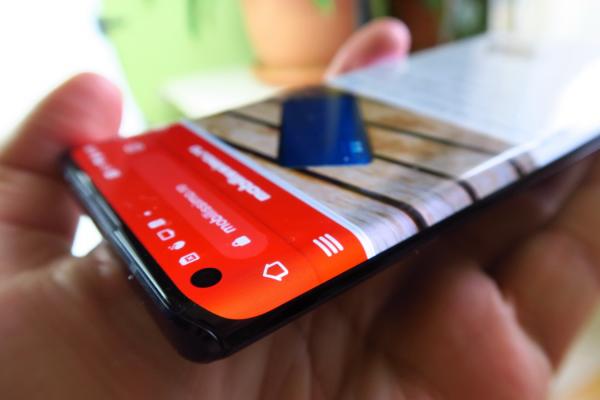 Motorola Edge: Design curbat, fură priviri şi e confortabil de utilizat