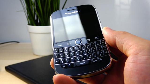 <b>[RETRO REVIEW] BlackBerry Bold Touch 9900: începutul cântecului de lebădă pentru canadieni, primul BlackBerry cu touchscreen (Video)</b>Continuăm seria de recenzii ale unor telefoane RETRO, de această dată cu ultimul telefon cu BlackBerry OS 7 la bord. E vorba despre BlackBerry Bold Touch 9900, care a debutat în 2011 şi în multe 
