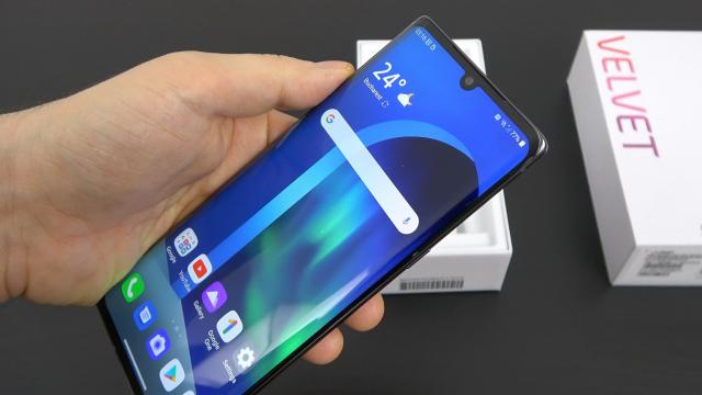 <b>LG Velvet, telefon cu înregistrare ASMR, alunecos; Video-unboxing, prezentare și primele impresii înainte de Review</b>Din ce am înţeles LG a preferat să mizeze pe o altă strategie şi să îi dea skip şi lui LG G9 în favoarea lui... LG Velvet. El reprezintă altceva, un fashion phone care ţine loc de flagship, adoptând al doilea cel mai puternic procesor Qualcomm, Snapdragon