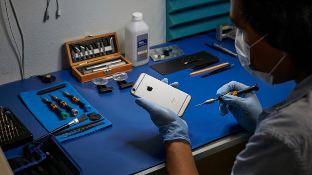 <b>Apple extinde programul destinat service-urilor independente și în România; Iată cum puteți aplica</b>În vara anului trecut aflam printre altele și vestea că Apple punea la cale un program special menit să îmbunătățească reparațiile iPhone în service-urile independente, program care inițial sosea