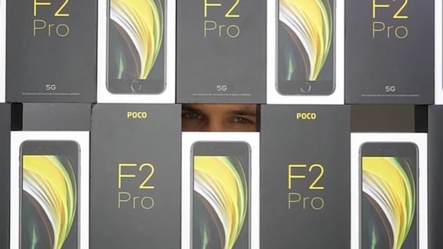 <b>JerryRigEverything organizează un giveaway spectaculos alături de Dbrand; 50 telefoane Poco F2 Pro și 50 telefoane iPhone SE 2020 pot fi câștigate</b>Unul dintre cei mai mari sponsori din zona tech ce aleg să se promoveze pe YouTube este și Dbrand, companie specializată în skin-uri și accesorii pentru smartphone-uri care a colaborat în trecut și cu celebrul 