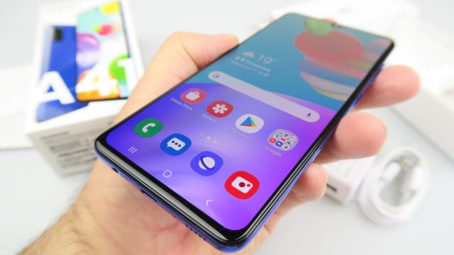 <b>Samsung Galaxy A41: Design compact în sfârşit, spatele atrage priviri</b>Samsung Galaxy A41 păstrează abordarea modelelor Galaxy A din 2020, având un corp din plastic colorat. Noi avem varianta albastră, poate cea mai arătoasă. De fapt nuanţa este Prism Crush Blue, iar voi mai puteţi alege Prism Crush Black, Prism Crush Silver