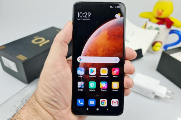 Xiaomi Mi 10T Pro 5G: Display-ul LCD optim din 2020
